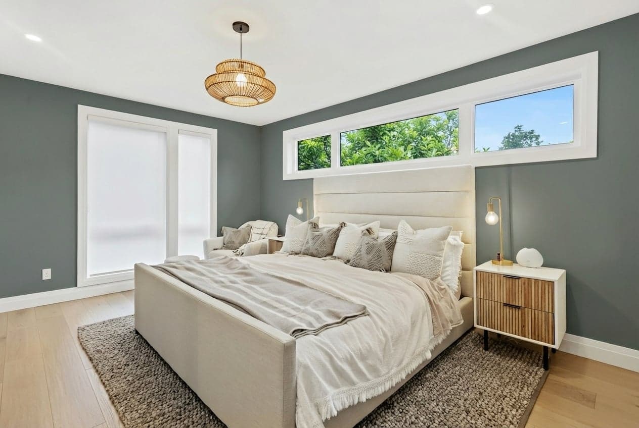 Room with walls painted in Knoxville Gray HC-160 by Benjamin Moore