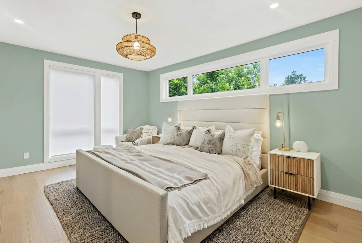 Room with walls painted in Wythe Blue HC-143 by Benjamin Moore